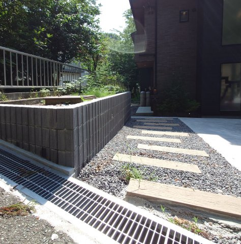 箱根町宮城野戸建の庭|玄関までのアプローチです