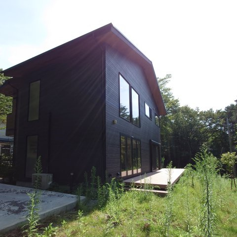 箱根町宮城野戸建の外観|黒のサイディングが引き締まった印象を引き出します