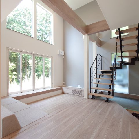 箱根町宮城野戸建の居間・リビング|作り付けのソファがリビングの居住性を上げております