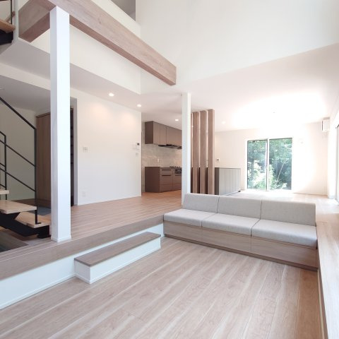 箱根町宮城野戸建の居間・リビング|大人数でも談笑できるスペースです