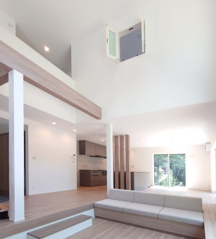 箱根町宮城野戸建の居間・リビング|吹き抜けの開放感が心地いい空間です