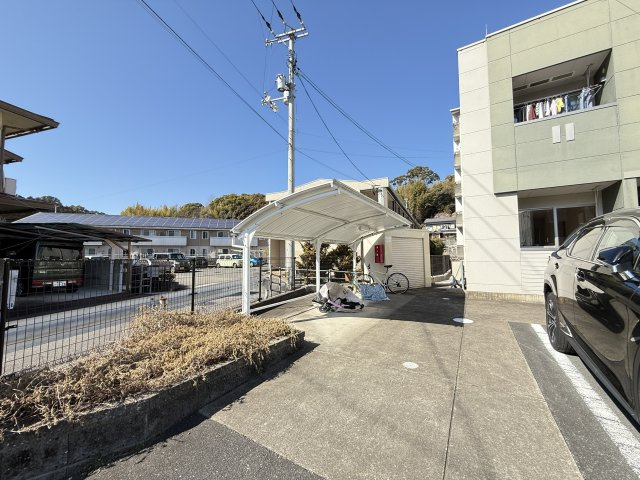 クレシアAの駐車場