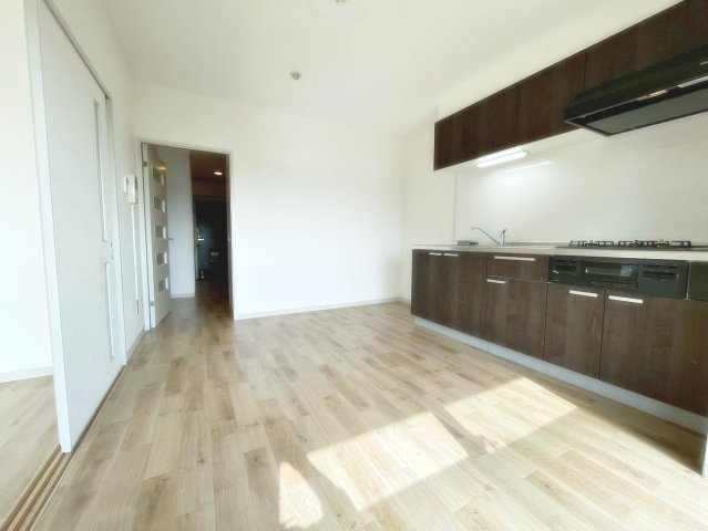 メゾン・ド・ローレルの居間・リビング|こちらのリビングで趣味の時間をお楽しみください