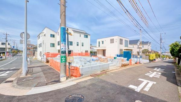 横浜市港南区日野南６丁目の新築一戸建の外観|現在建築中の為、同仕様物件もご案内をさせて頂きます。
お車でご自宅まで送迎承ります。