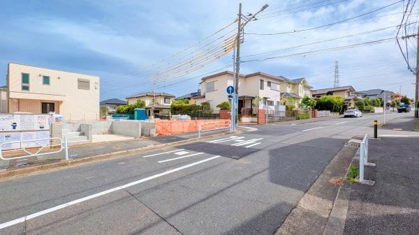 横浜市港南区日野南６丁目の新築一戸建の前面道路含む現地写真|陽当りの良さ、住環境を現地にてご確認下さい！
周辺環境も合わせてご案内させて頂きます！
