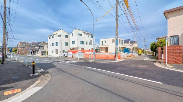 横浜市港南区日野南６丁目の新築一戸建の前面道路含む現地写真