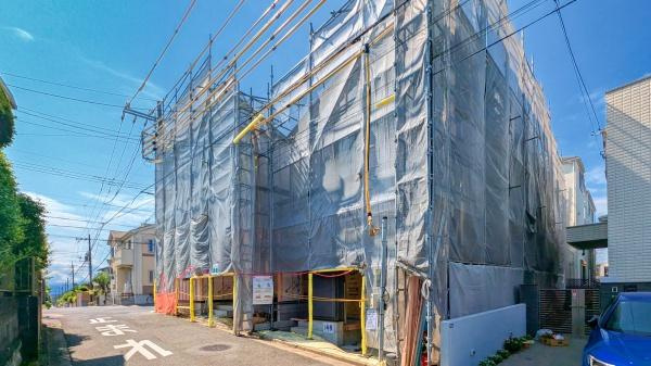 横浜市港南区日野南６丁目の新築一戸建の前面道路含む現地写真