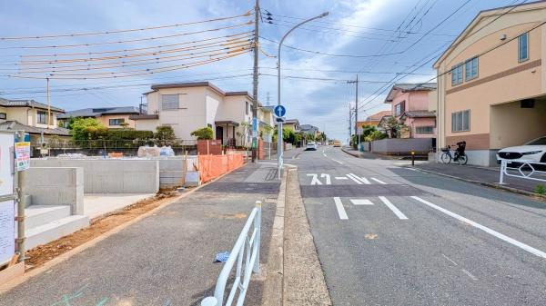 横浜市港南区日野南６丁目の新築一戸建の前面道路含む現地写真