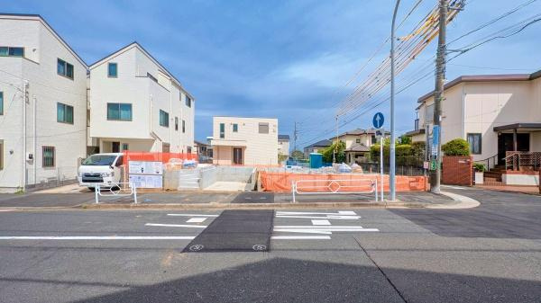 横浜市港南区日野南６丁目の新築一戸建の前面道路含む現地写真