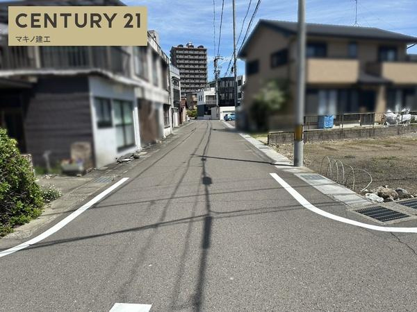 岐阜市茜部菱野3丁目の前面道路含む現地写真|西側公道