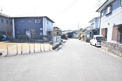 【前面道路含む現地写真】 | 春山町　二階建中古戸建て