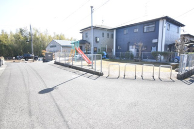 【前面道路含む現地写真】 | 春山町　二階建中古戸建て
