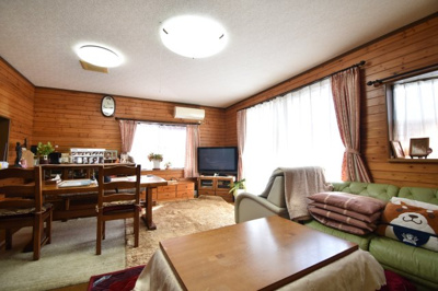 【居間・リビング】 | 春山町　二階建中古戸建て