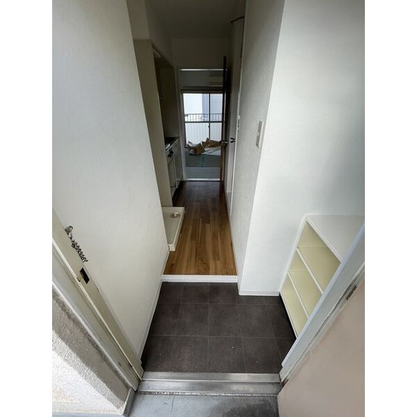 新栄ロイヤルハイツの玄関