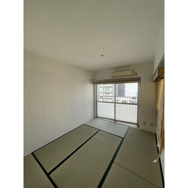 新栄ロイヤルハイツの和室