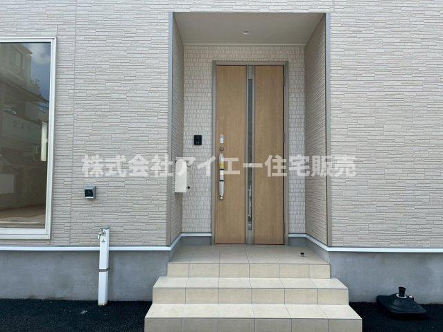 ♥♥与那原町板良敷第6-2号棟（全2棟）の玄関|明るい玄関です