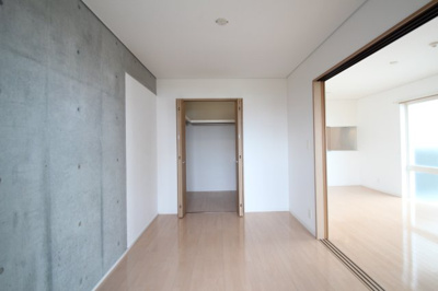 【寝室】 | コートリジェール | 広くて明るい寝室