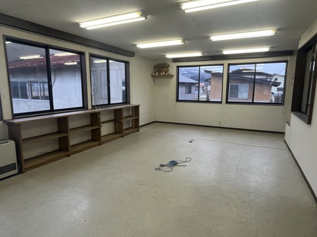 北村山郡大石田町大字横山字坂ノ上の内装|事務所部には造作の棚もあり、書類の整理や備品置き場としても便利です◎