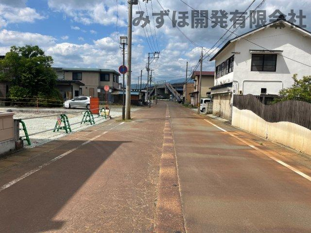 村山市楯岡十日町６−１３の前面道路含む現地写真|前面道路は幅員約8ｍ。積雪時も安心して通行できます◎