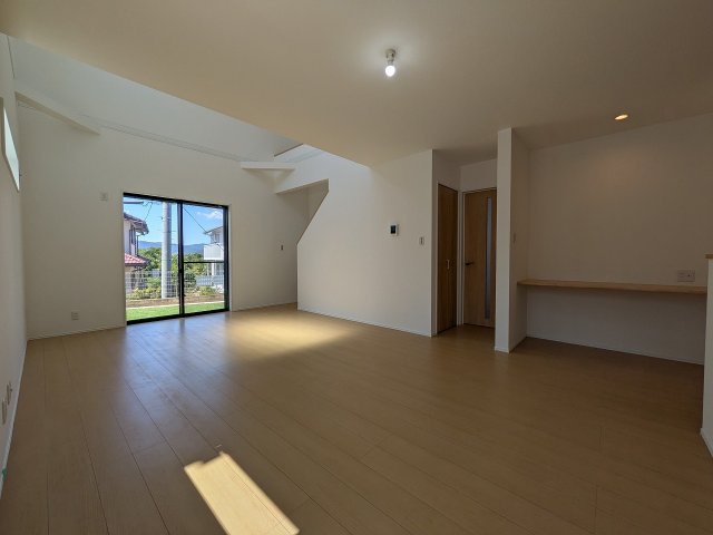 八王子市　北野台　新築一戸建ての居間・リビング|～20.0帖の明るく開放感のあるLDK、家族団欒の時間をお過ごしいただけます～