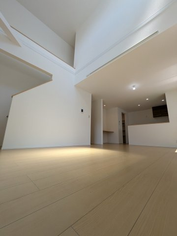 八王子市　北野台　新築一戸建ての内装|～リビングの吹抜けが、より開放感のある空間を演出～