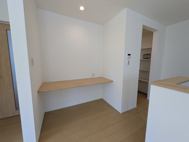 八王子市　北野台　新築一戸建ての内装|～リビングには、リモートワークやお子様のスタディスペースに大活躍のカウンター付き～