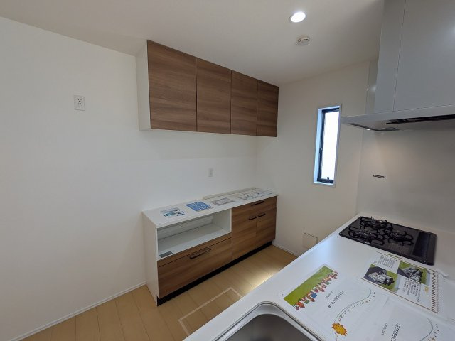 八王子市　北野台　新築一戸建ての設備|～キッチン背面に備付けの食器棚を設置～