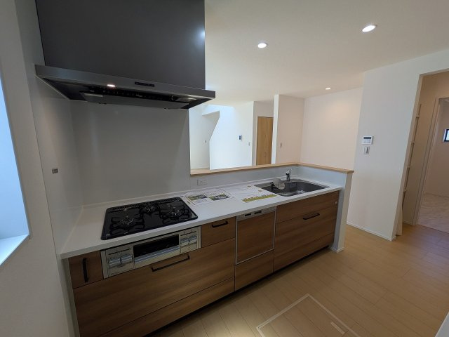 八王子市　北野台　新築一戸建てのキッチン|～３口コンロと広い調理台でお料理が捗ります～