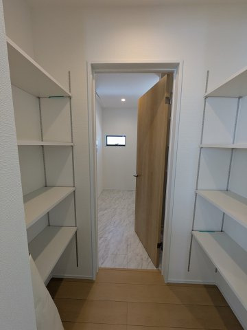 八王子市　北野台　新築一戸建ての収納|～キッチンには大容量収納可能なパントリー　脱衣所へ抜けられる仕様です～