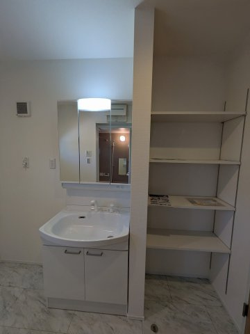 八王子市　北野台　新築一戸建ての脱衣所|～脱衣所には、リネン類や洗剤の収納に便利な可動棚を設置～