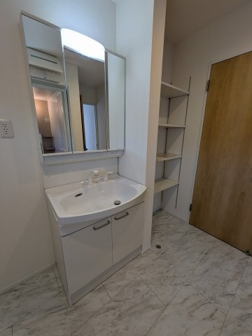 八王子市　北野台　新築一戸建ての独立洗面台|～３面鏡付きの独立洗面台　細々している物をスッキリ収納出来ます～