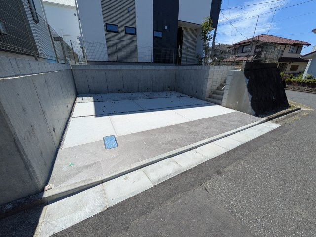 八王子市　北野台　新築一戸建ての駐車場|～並列2台駐車可能カースペース～