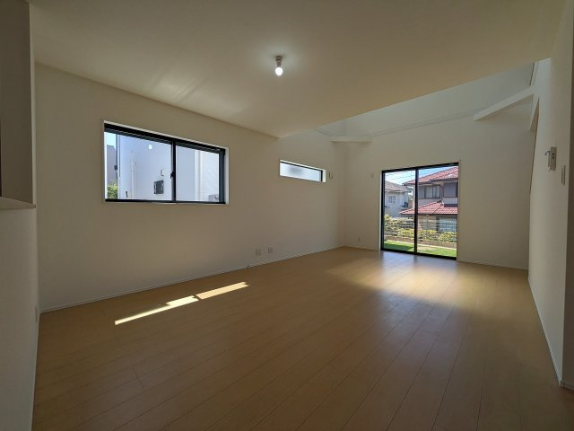 八王子市　北野台　新築一戸建ての居間・リビング|～20.0帖の明るく開放感のあるLDK、家族団欒の時間をお過ごしいただけます～