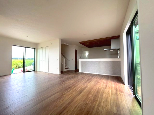 仲介手数料不要　いいねホームHomare北区梶尾町1期【北部東・北部中】の居間・リビング