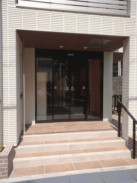 （シニア限定）ヘーベルVillage千駄ヶ谷～やすらぎの風～のエントランス|エントランスは風除室のあるオートロック仕様