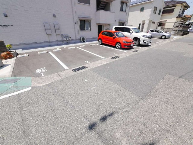 レ　リヤン　ファミリオⅧの駐車場