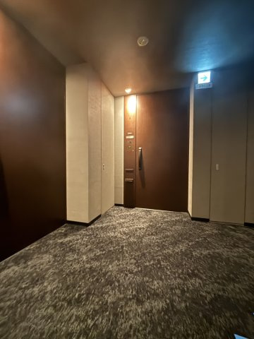 玄関前。内廊下仕様