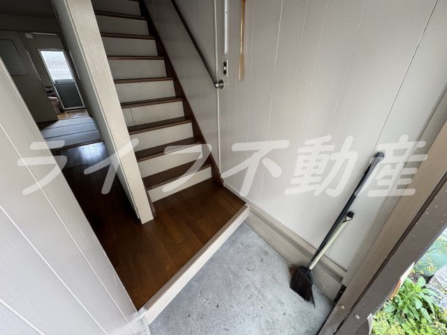 雁屋北戸建の玄関