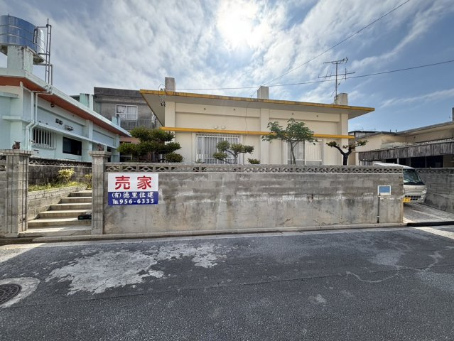 座喜味売家の駐車場