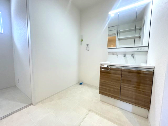 佐伯区三筋二丁目　№35480の独立洗面台|3面鏡の裏には
便利な収納付き