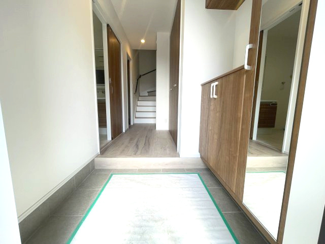 佐伯区三筋二丁目　№35480の玄関|飾り棚を利用して
お越しいただくお客様を
おもてなしできます。