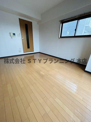 仲介手数料０円！本郷ビルISAの居間・リビング