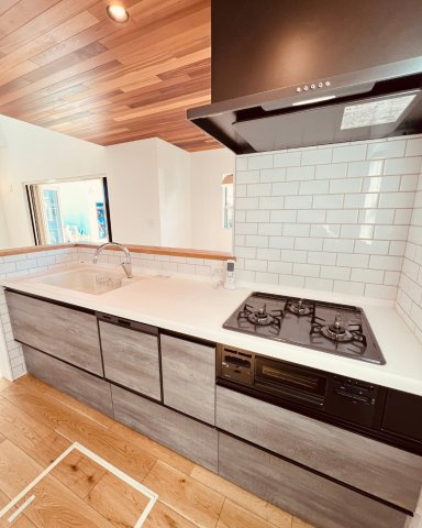 湘南Surfer's Houseのキッチン|白と木目が調和した、ナチュラルで清潔感あるキッチン。