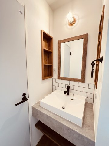 湘南Surfer's Houseの独立洗面台|異素材の組み合わせが美しい、カフェライクな造作洗面。朝の支度も気分が上がります。