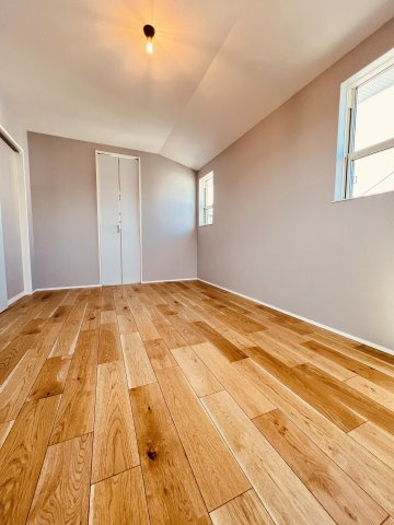 湘南Surfer's Houseの洋室|落ち着いた色合いと柔らかな光が心を整える。大人のリラックス空間。