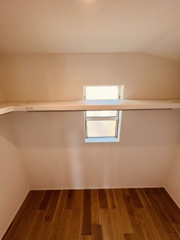 湘南Surfer's Houseの収納|窓付きで明るく、収納しやすい設計。毎日のコーディネートも快適に