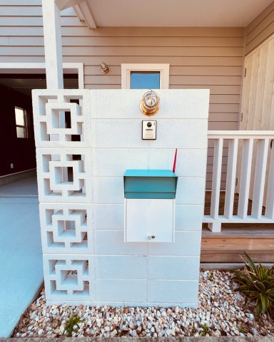 湘南Surfer's Houseのその他|アメリカンテイストなポストと門柱が、住まいの個性を演出。