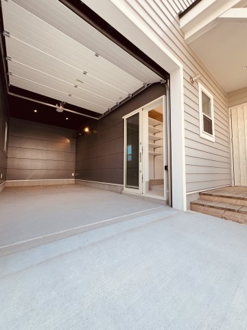 湘南Surfer's Houseの駐車場|愛車を守りながら、DIYや趣味部屋としても楽しめる万能空間。