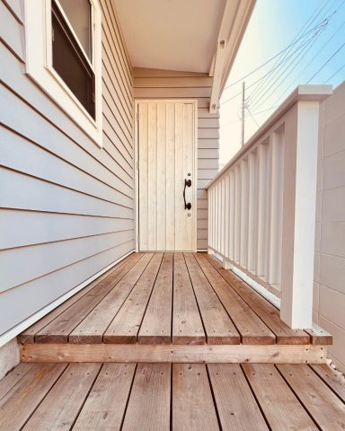 湘南Surfer's Houseの玄関|木の温もりに包まれるエントランス。帰宅が楽しみになる玄関です。