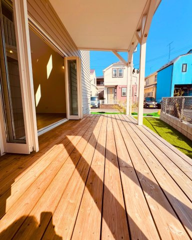 湘南Surfer's Houseのその他|裸足で歩きたくなる、陽だまりのウッドデッキ。週末はここでブランチを。